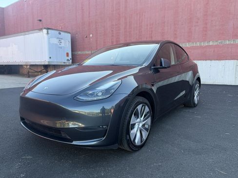 Used 2024 Tesla Model Y Long Range AWD/4WD image 3