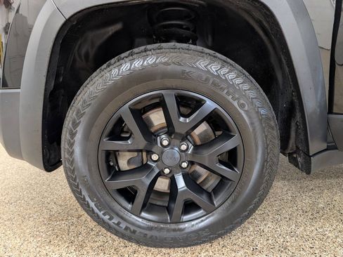 Used 2016 Jeep Cherokee Trailhawk w/ Cold Weather Group AWD/4WD image 21