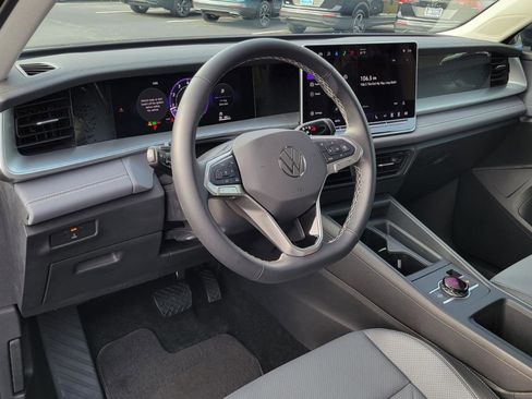 Certified 2025 Volkswagen Tiguan SE image 20