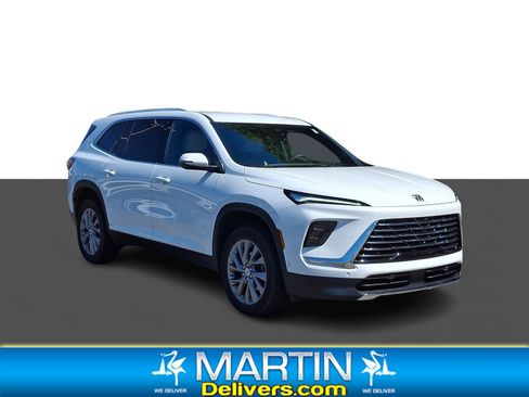 Used 2025 Buick Enclave Preferred w/ Super Cruise Package FWD image 1