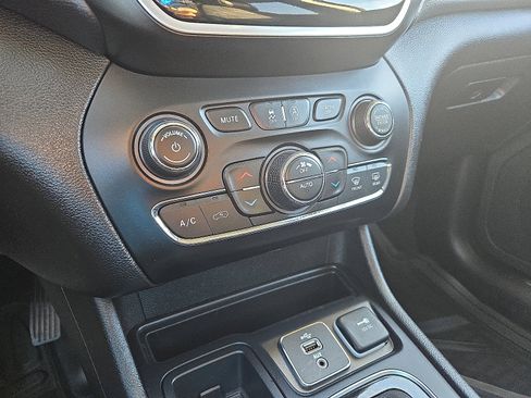 Used 2019 Jeep Cherokee Limited image 16