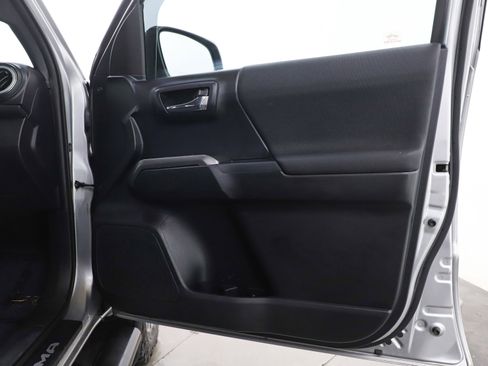 Used 2018 Toyota Tacoma TRD Sport image 9