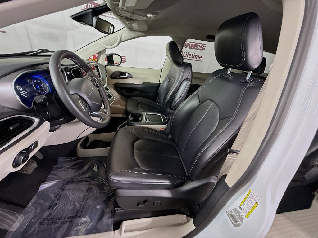 Used 2024 Chrysler Pacifica Touring-L FWD image 25