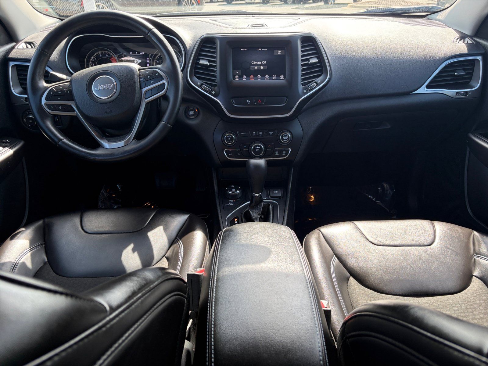 Used 2019 Jeep Cherokee Latitude Plus w/ Cold Weather Group AWD/4WD image 17