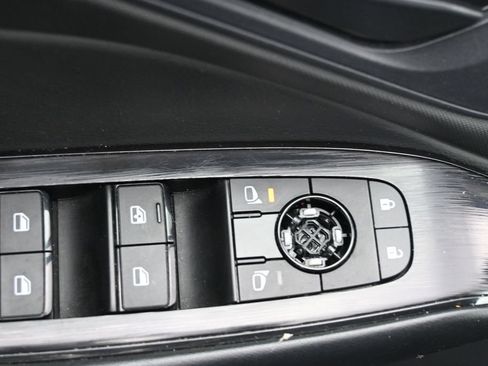 Used 2024 Nissan Rogue S FWD image 15
