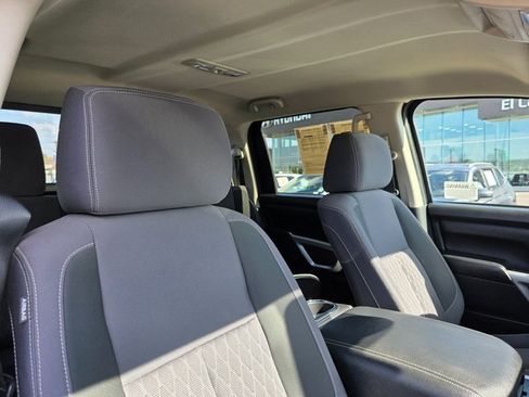 Used 2022 Nissan Titan SV w/ SV Convenience Package image 11