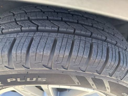Used 2023 Chevrolet Traverse LT AWD/4WD image 17