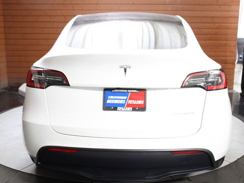 Used 2021 Tesla Model Y Long Range image 13