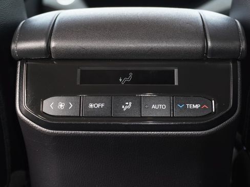 Used 2020 Toyota Highlander XLE FWD image 12