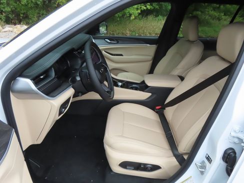 New 2025 Jeep Grand Cherokee Limited w/ Luxury Tech Group II image 21