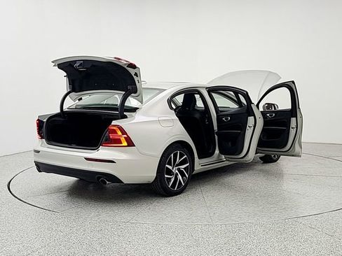 Used 2020 Volvo S60 T5 Momentum FWD image 11