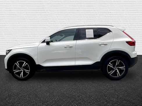 Used 2024 Volvo XC40 B5 Core AWD/4WD image 4