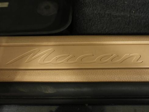 Certified 2022 Porsche Macan AWD/4WD image 32