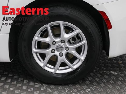 Used 2023 Chrysler Voyager LX image 33