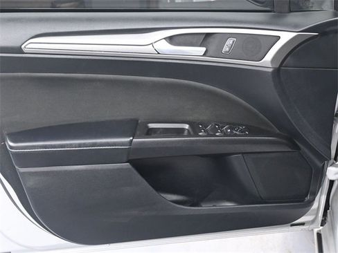 Used 2019 Ford Fusion SE image 9