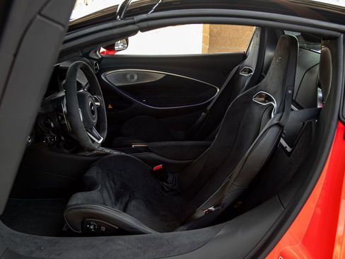 Used 2025 McLaren Artura Spider image 13