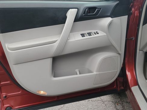 Used 2010 Toyota Highlander Base image 16