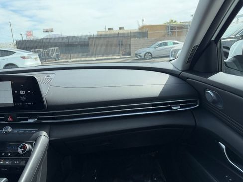 Used 2025 Hyundai Elantra Limited image 36