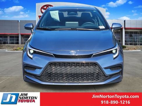 Used 2025 Toyota Corolla SE w/ SE Premium Package FWD image 2