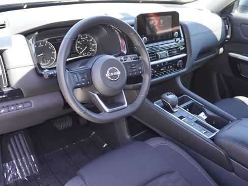 Used 2025 Nissan Pathfinder SV FWD image 15