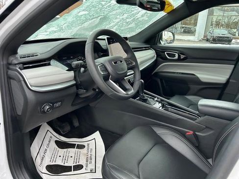 Used 2025 Jeep Compass Limited image 11