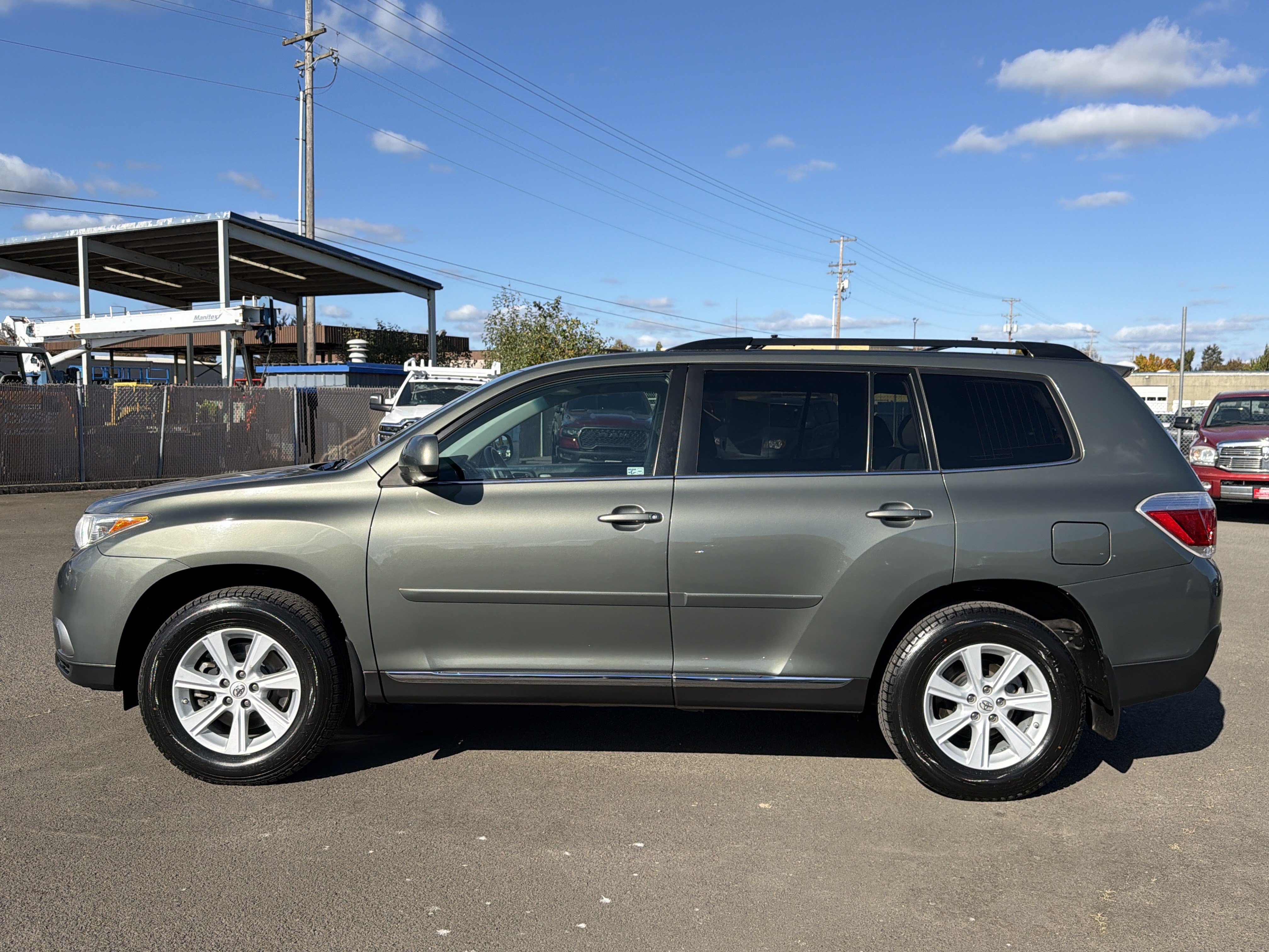 Used 2012 Toyota Highlander 4WD w/ Tech Pkg image 2