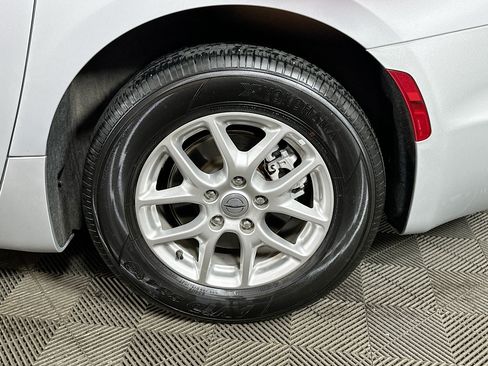 Used 2024 Chrysler Pacifica Touring-L FWD image 30