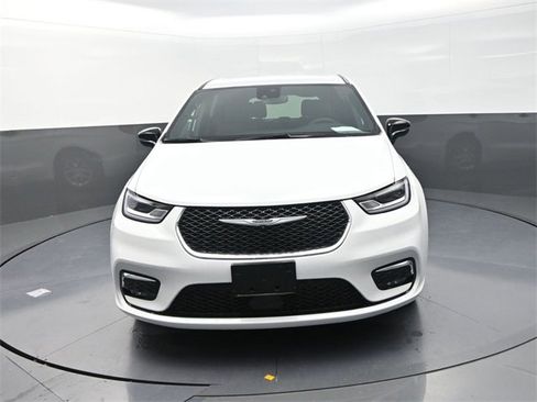 New 2026 Chrysler Pacifica Select image 2