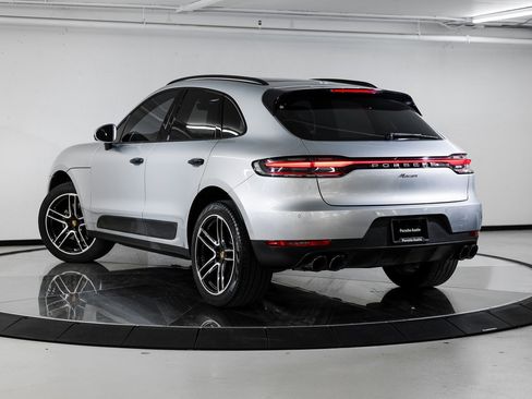 Certified 2021 Porsche Macan image 3