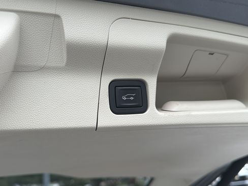 Used 2023 GMC Acadia Denali w/ Denali Ultimate Package FWD image 21