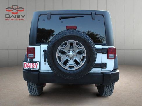 Used 2017 Jeep Wrangler Unlimited Rubicon w/ Connectivity Group AWD/4WD image 6