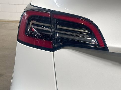 Used 2021 Tesla Model Y Long Range image 11