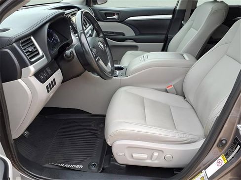 Used 2019 Toyota Highlander XLE image 13