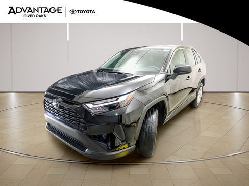 Used 2025 Toyota RAV4 LE FWD image 4