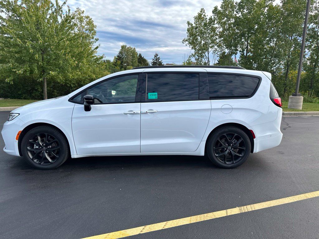 Used 2025 Chrysler Pacifica Limited w/ Uconnect Theater Family Group FWD image 6