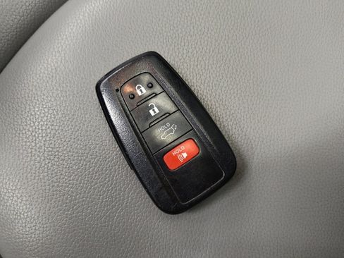 Used 2020 Toyota Highlander XLE image 32