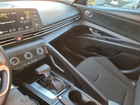 Certified 2025 Hyundai Elantra SE image 16