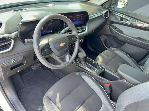 Used 2025 Chevrolet TrailBlazer LS w/ LS Convenience Package FWD image 4