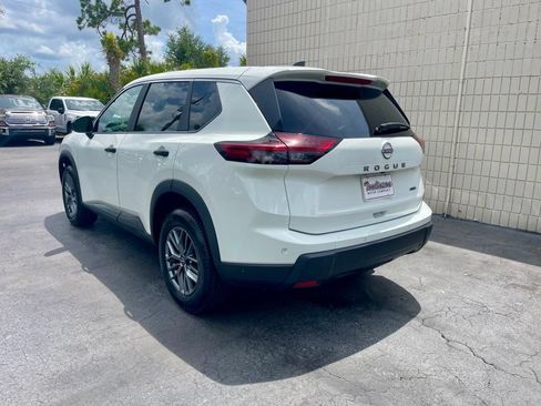 Used 2024 Nissan Rogue S AWD/4WD image 3