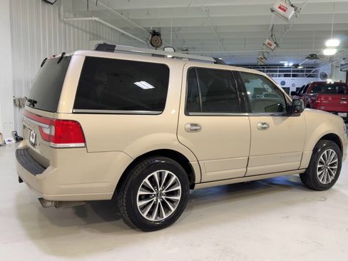 Used 2017 Lincoln Navigator Select RWD image 9