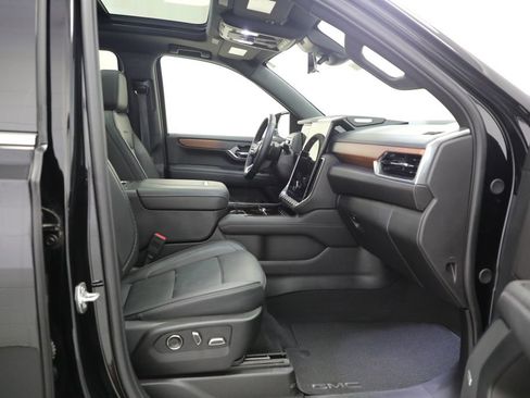 Used 2025 GMC Yukon XL Denali w/ Denali Reserve Package AWD/4WD image 7