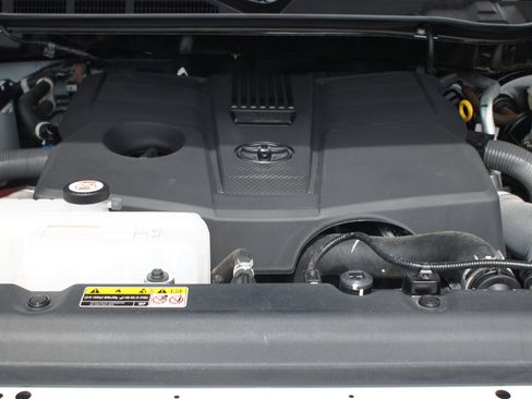 Used 2025 Toyota Tundra Limited AWD/4WD image 29