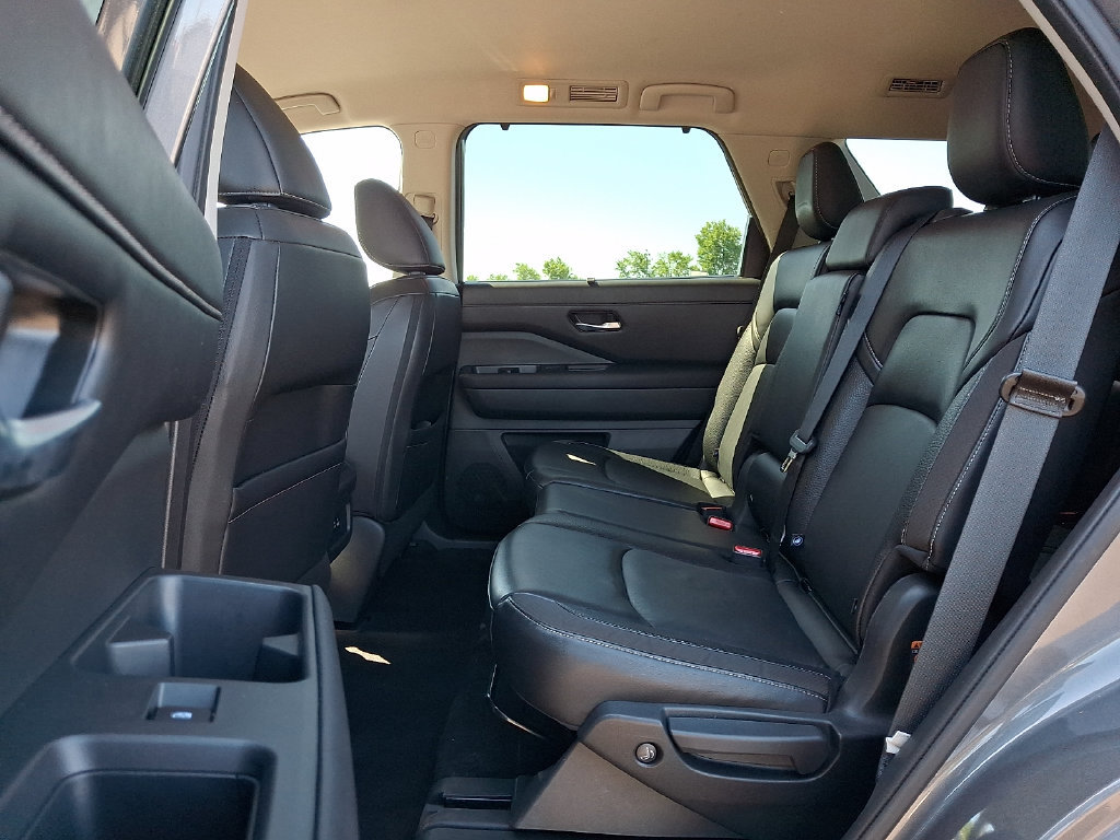Certified 2023 Nissan Pathfinder SL w/ Black Appearance Package AWD/4WD image 11