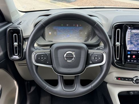 Used 2023 Volvo XC40 B4 Plus w/ Climate Package FWD image 17