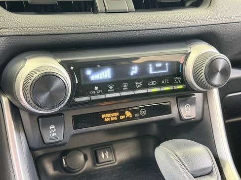 Used 2019 Toyota RAV4 LE w/ Carpet Mat Package AWD/4WD image 44