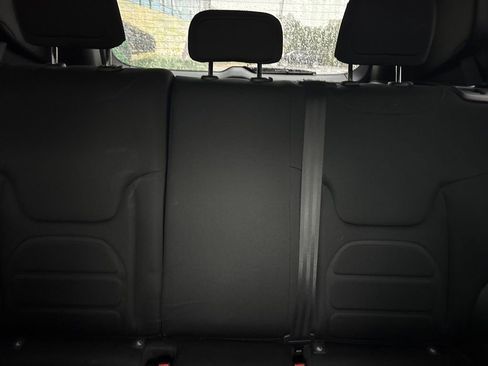 Used 2018 Jeep Renegade Latitude FWD image 21