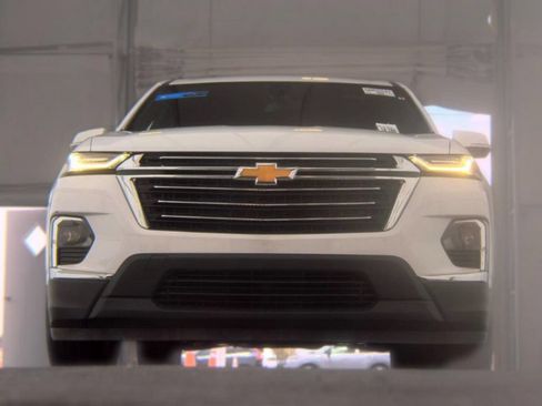 Used 2023 Chevrolet Traverse LT FWD image 3