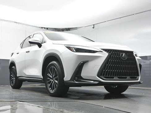 Used 2024 Lexus NX 250 FWD w/ Towing Package (2000 Lbs) image 32