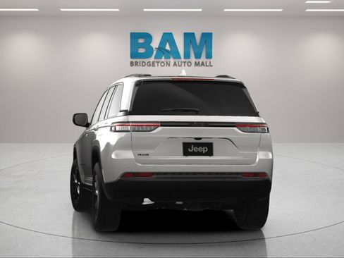 New 2025 Jeep Grand Cherokee Altitude image 9