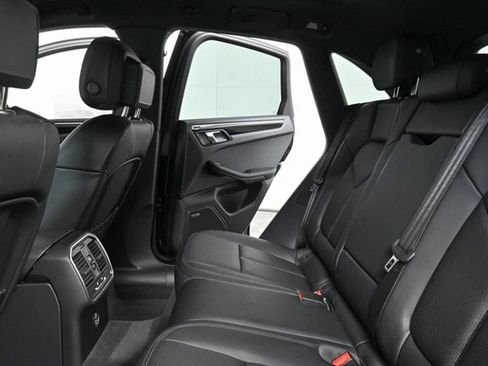 Certified 2025 Porsche Macan image 16